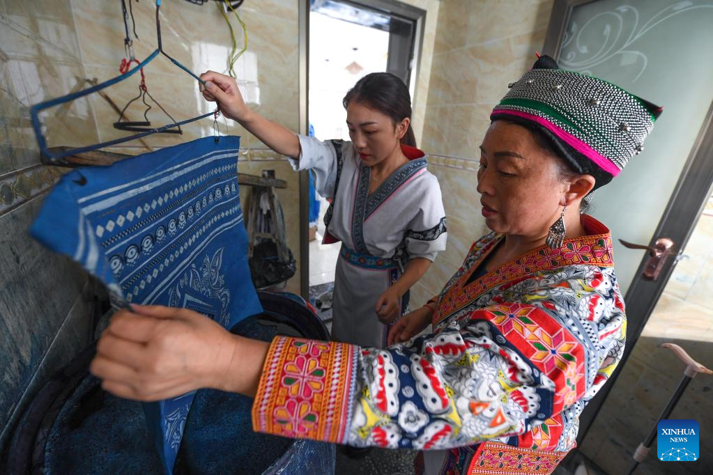 Η Τζουάν – Τζουάν  (πίσω) και η μητέρα της φτιάχνουν προϊόντα μπατίκ στο σπίτι στο Ανσούν της επαρχίας Γκουιτζόου της νοτιοδυτικής Κίνας, 18 Αυγούστου 2022.