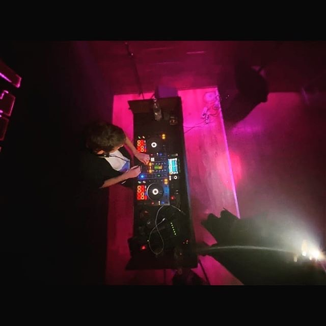 Xhoni Kasa duke luajtur muzike ne diskoteke (Foto personale)