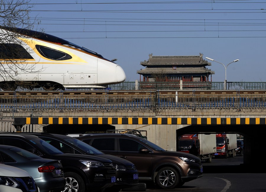 Një tren i shpejtësisë së lartë duke udhëtuar në linjën hekurudhore Pekin-Tianjin, më 25 janar 2019. (Xinhua/ Xing Guangli)