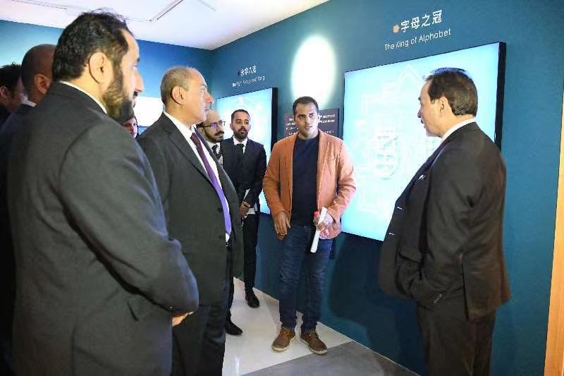 Abed Al-Sherif prezintă vizitatorilor colecții de la filiala Bibliotecii Publice a Regelui Abdulaziz de pe lângă Universitatea Peking.