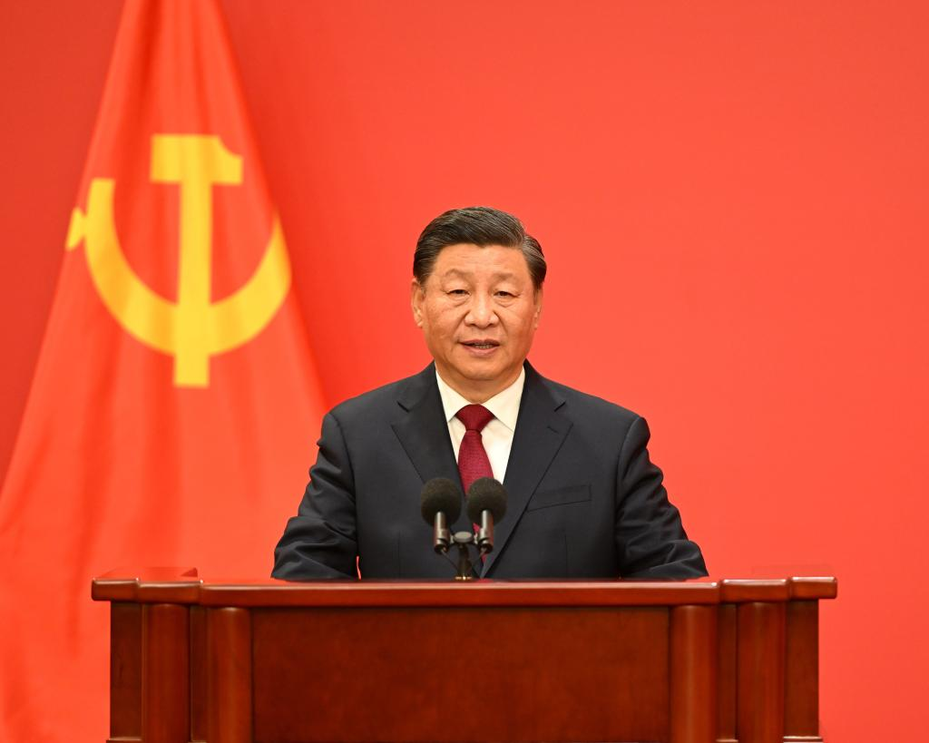 Ο Σι Τζινπίνγκ, γενικός γραμματέας της Κεντρικής Επιτροπής του Κομμουνιστικού Κόμματος της Κίνας (ΚΚΚ), ενώ απευθύνεται στον Τύπο στην Μεγάλη Αίθουσα του Λαού στο Πεκίνο, πρωτεύουσα της Κίνας, στις 23 Οκτωβρίου 2022. Ο Σι Τζινπίνγκ και τα άλλα νέα επιλεγμένα μέλη της Μόνιμης Επιτροπής του Πολιτικού Γραφείου της 20ης Κεντρικής Επιτροπής του ΚΚΚ και συγκεκριμένα ο Λι Τσιάνγκ, ο Τζάο Λετζί, ο Γουάνγκ Χουνίνγκ, ο Τσάι Τσι, ο Ντινγκ Σιουεσιάνγκ και ο Λι Σι, συναντήθηκαν με τον Τύπο την Κυριακή, 23 Οκτωβρίου 2022.(φωτογραφία/ Xinhua)  