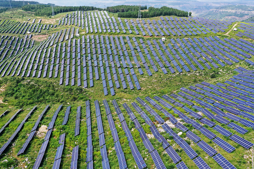Fermë fotovoltaike në zonën rurale të qytetit Zaozhuang, provincë Shandong, Kinë Lindore(Foto:VCG)
