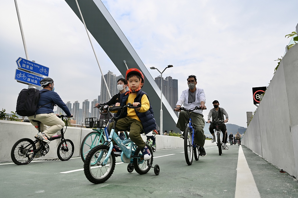 Qytetarët udhëtojnë me biçikleta në Urën ndërmjet Gjirit “Tseung Kwan O” në Hong-Kong, 11 dhjetor 2022. /CFP