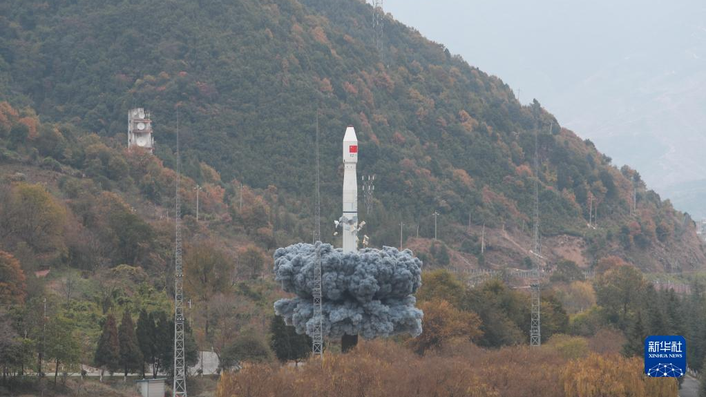 foto/Xinhua: Një raketë  “Marshimi i Madh-11” që mban një satelit Shiyan-21 u nis të premten nga qendra e lëshimit satelitor Xichang e Kinës jugperëndimore.