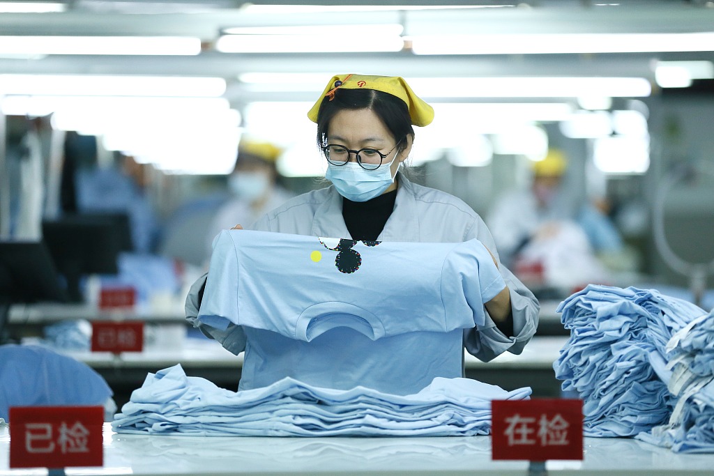 Punëtorët e një fabrike të veshjes në qytetin Qingdao, 16 dhjetor 2022,provincë Shandong, Kinë Lindore(Foto:VCG)