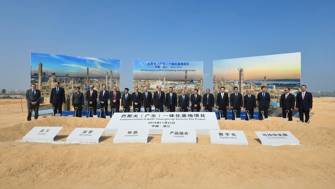   Im November gab der deutsche Chemiekonzern BASF den Startschuss für sein Verbundprojekt in Zhanjiang in der Provinz Guangdong. Der Vorstandsvorsitzende Dr. Martin Brudermüller bezeichnete die Anlage als die größte Investition in der 154-jährigen Geschichte von BASF.