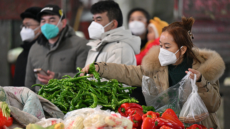 Njerëzit blejnë perime në një treg me shumicë të prodhimeve bujqësore në Korla, të rajonit autonom Xinjiang Ujgur të Kinës veriperëndimore, 28 dhjetor 2022./CFP