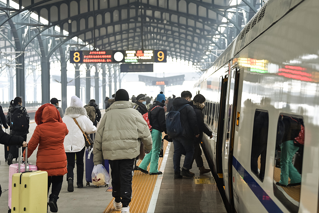 Fluks i udhëtarëve në stacion hekurudhor në qytetin Harbin, provincë Heilongjiang, 6 janar 2023, Pekin(Foto:VCG)