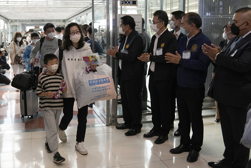 Turistët kinezë mirëpriten në aeroportin e Tajlandës(Foto:VCG)