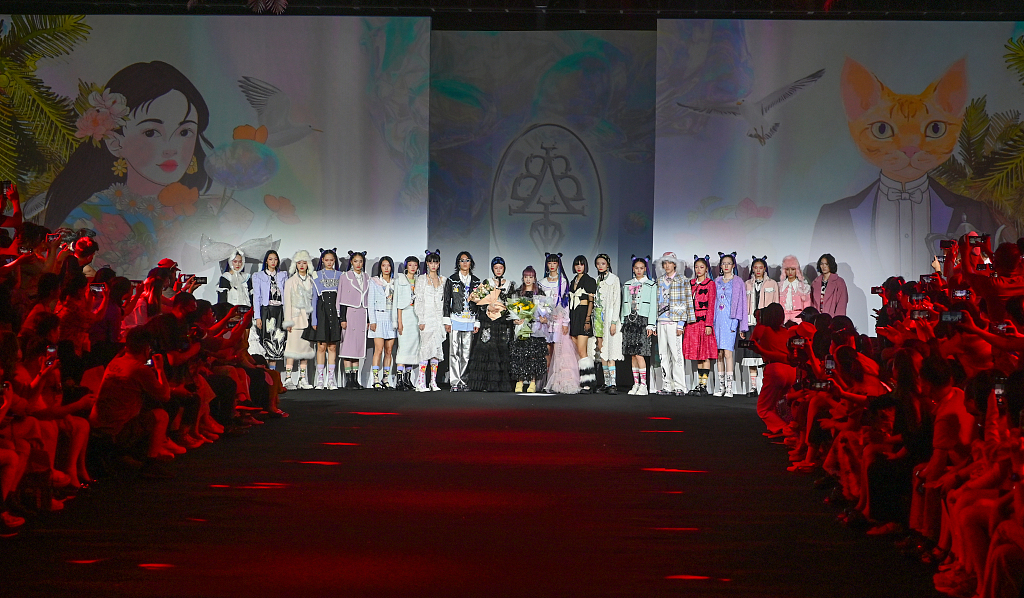 Models präsentieren die Kreationen eines Designers während einer Modewoche auf der zweiten China International Consumer Products Expo (CICPE) in Haikou in der Provinz Hainan in Südchina, 28. Juli 2022. (Foto von VCG)