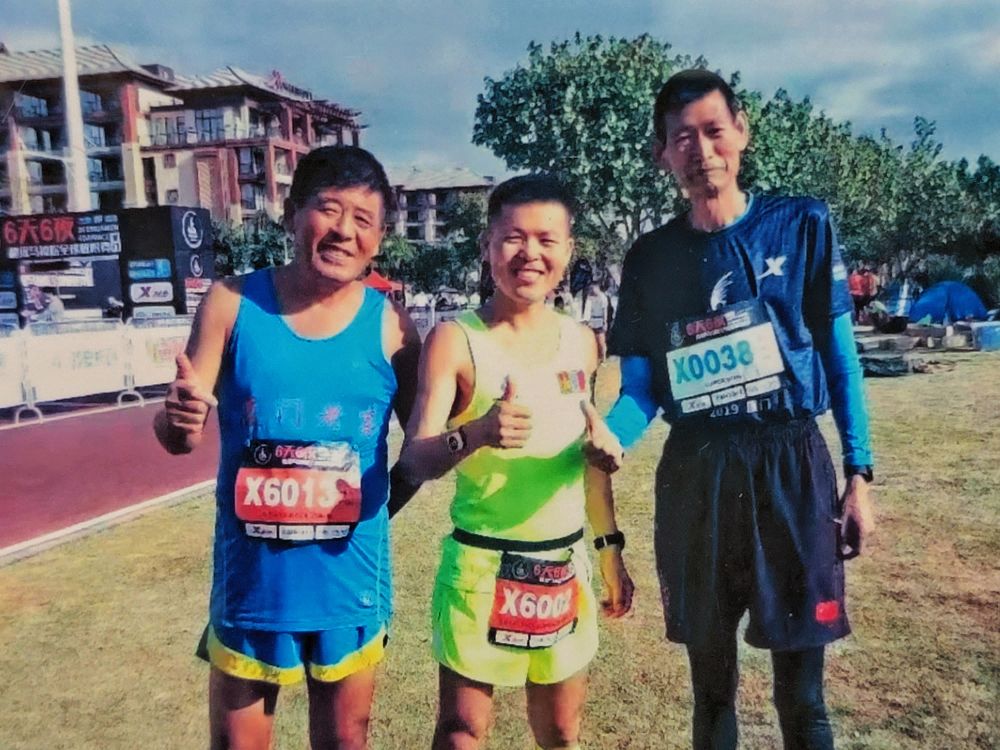 He Ming (primul din dreapta) alături de alți participanți la maraton (Foto: Xinhua)