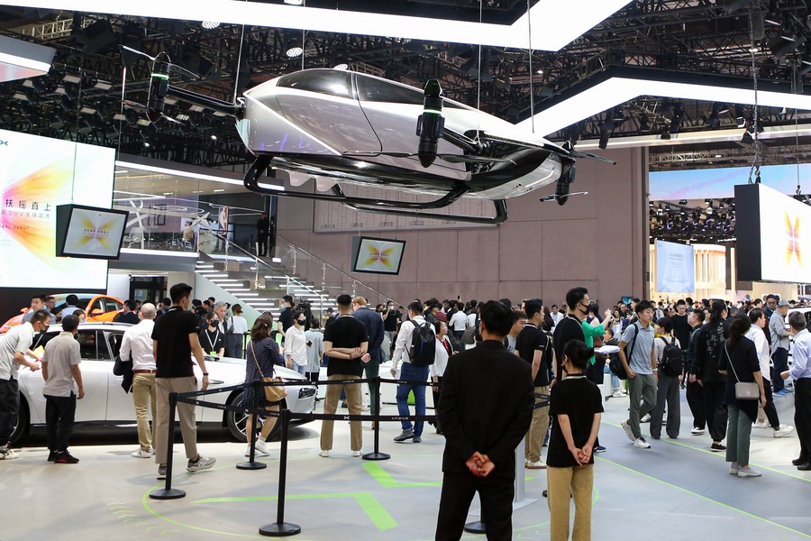 Ένα ιπτάμενο αυτοκίνητο XPeng X2 παρουσιάζεται στην 20η Διεθνή Έκθεση Αυτοκινήτου της Σαγκάης στη Σαγκάη της ανατολικής Κίνας, στις 18 Απριλίου 2023. (Xinhua/Xin Mengchen)