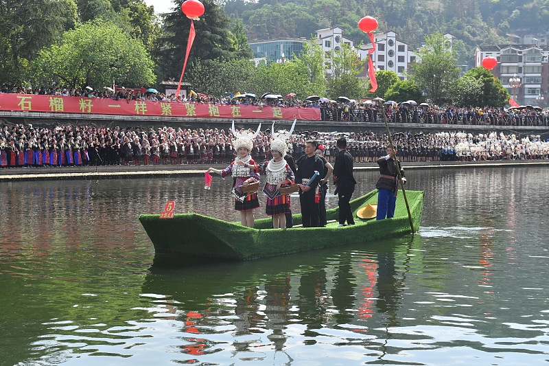 Παραδοσιακές τελετές πραγματοποιούνται στο Γκουϊτζού για τον εορτασμό του Φεστιβάλ Αδελφών. /CFP