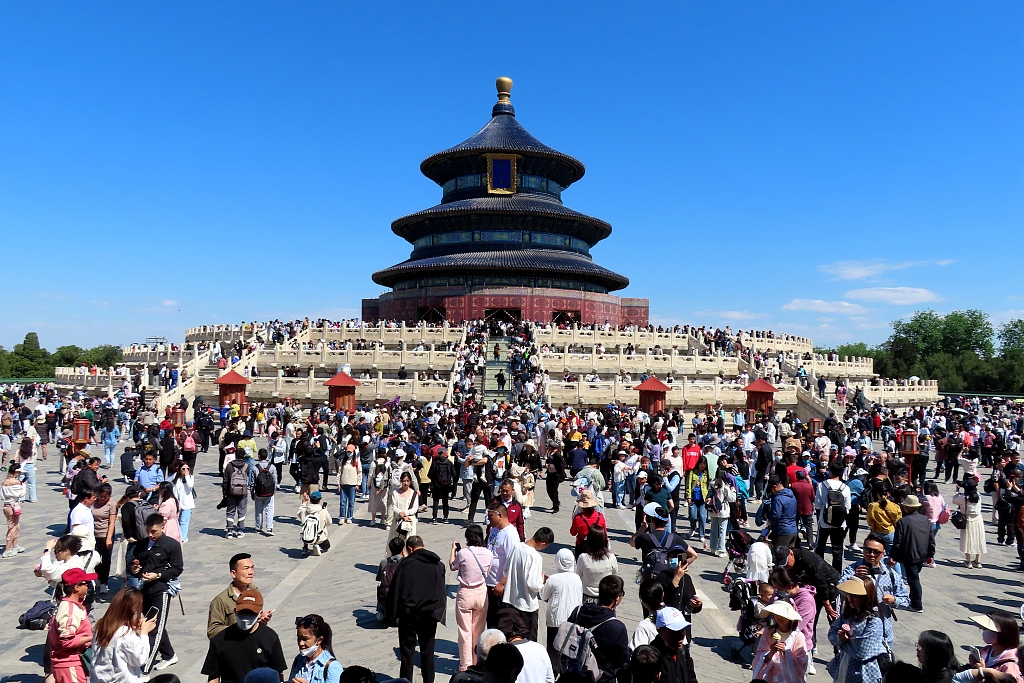 Turistë në Tempullin e Qiellit gjatë pushimeve të 1 Majit, Pekin(Foto:VCG)