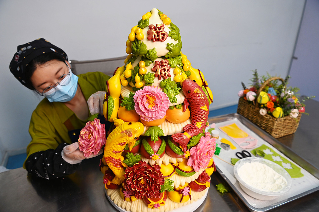 Τα πολύχρωμα μάντοου σε ένα αρτοποιείο στο Λιαοτσένγκ, επαρχία Σαντόνγκ στις 10 Μαΐου 2023 / CFP