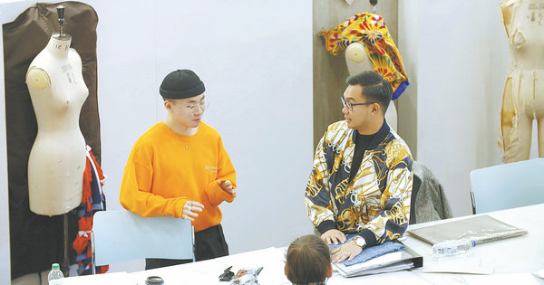 Studentët angazhohen në diskutime të një mësimi arti në një program nga Konsorciumi Verior i Mbretërisë së Bashkuar. [Foto nga China Daily]