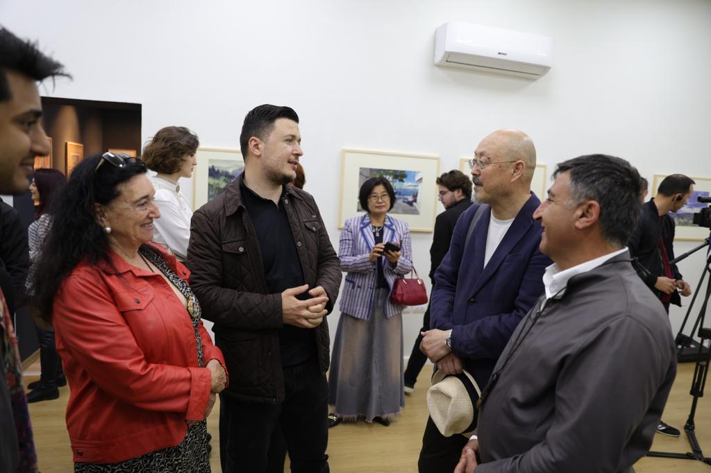 Artistet kineze gjate hapjes se Bienales se Akuarelit ne Tirane (Foto personale)