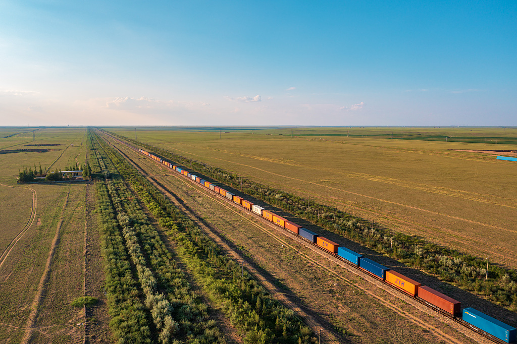 Një tren i mallrave Kinë-Europë në Rajonin Autonom të Mongolisë së Brendshme të Kinës(Foto:VCG)