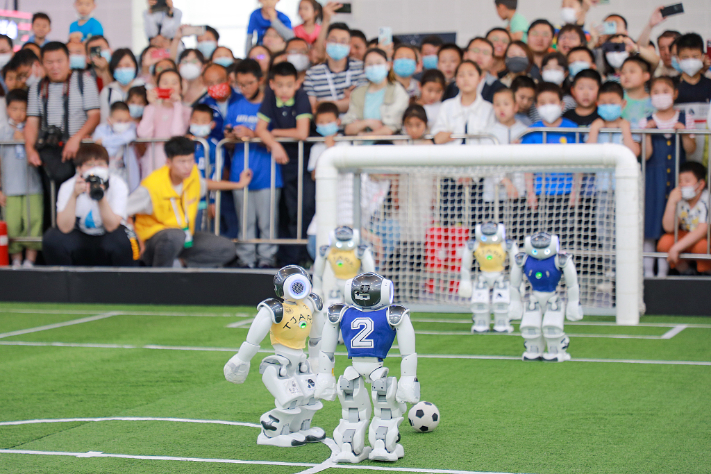 Partidă de fotbal jucată de roboți.