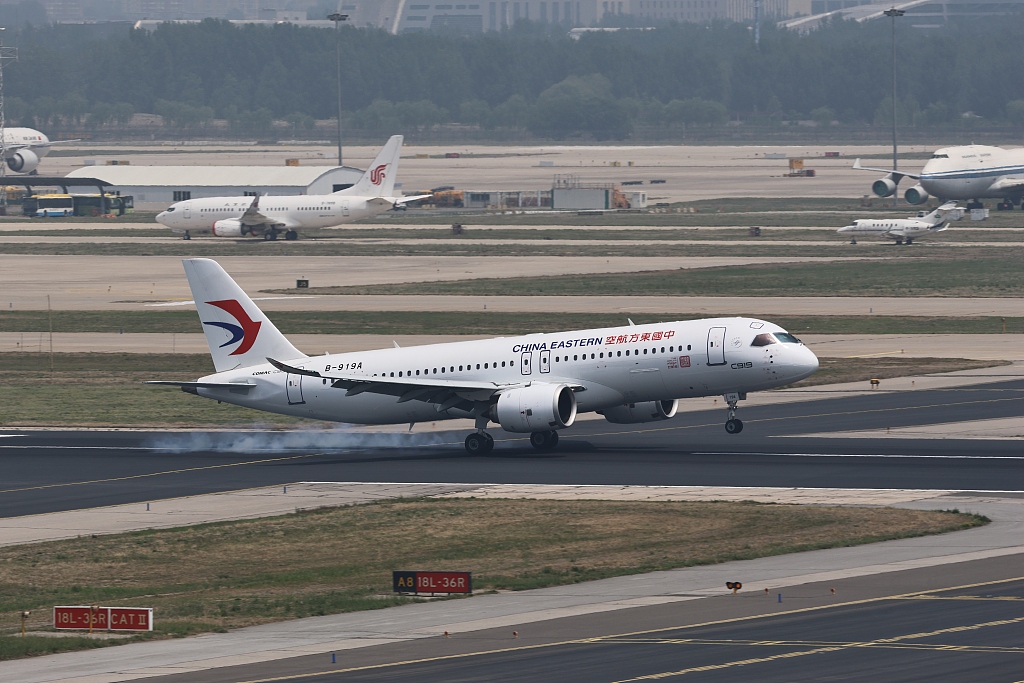 中国の国産旅客機「C919」が就航、上海-成都路線で定期運航