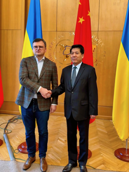foto/I dërguari i posaçëm i qeverisë kineze për Çështjet Euroaziatike, Li Hui takohet me Ministrin e Jashtëm të Ukrainës Dmytro Kuleba