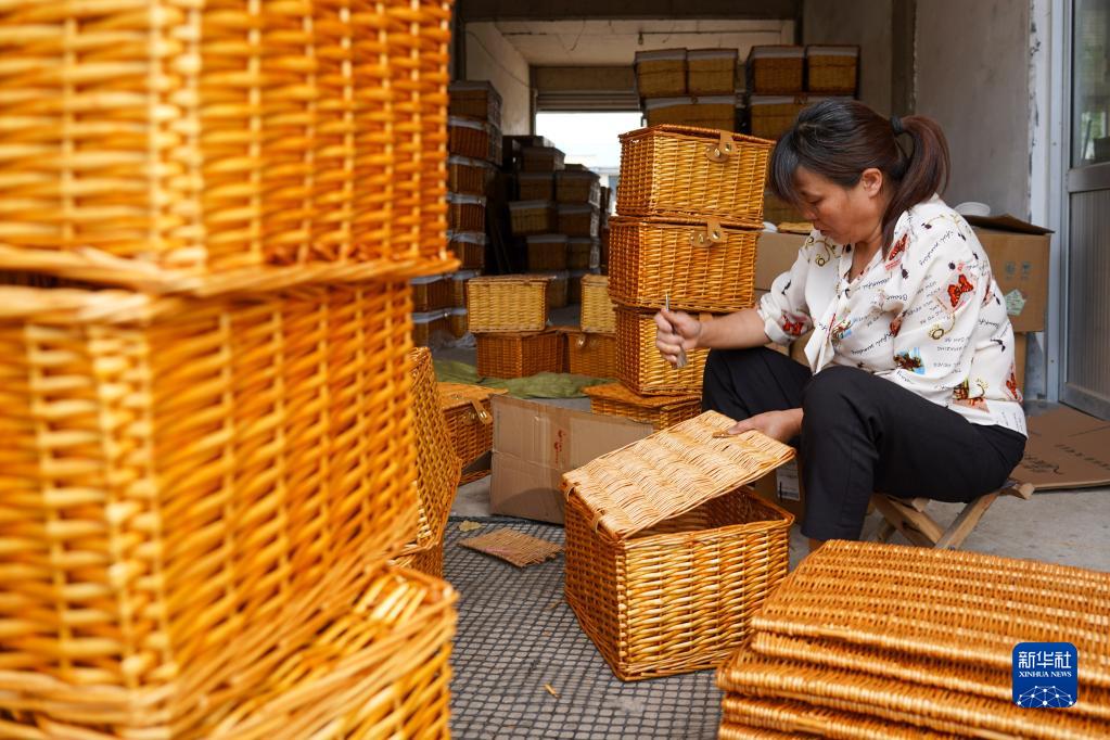 Barang Anyaman Ranting Willow Lonjak Pendapatan Petani