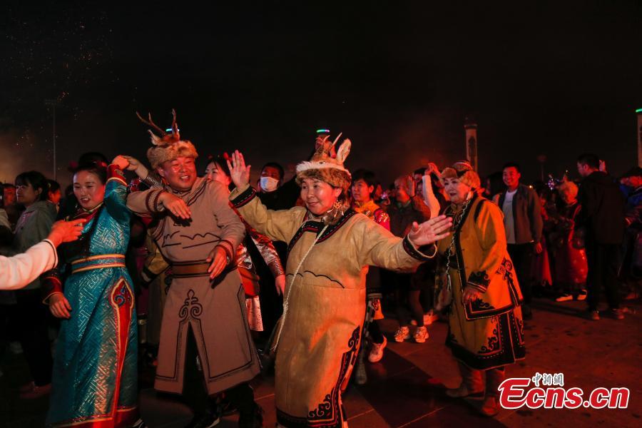 Ντόπιοι και τουρίστες χορεύουν γύρω από την φωτιά στο 33ο Φεστιβάλ Φωτιάς των Οροτσέν στο Αυτόνομο Λάβαρο Οροτσέν στην Αυτόνομη Περιοχή της Εσωτερικής Μογγολίας, στις 18 Ιουνίου 2023	