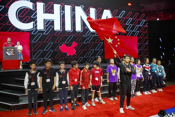Wu Ruixing përfaqëson skuadrat kineze si bartëse të flamurit në ceremoninë e hapjes së Kampionatit Botëror të Robotikës VEX 2022-2023 në Dallas, SHBA, më 27 prill/China Daily