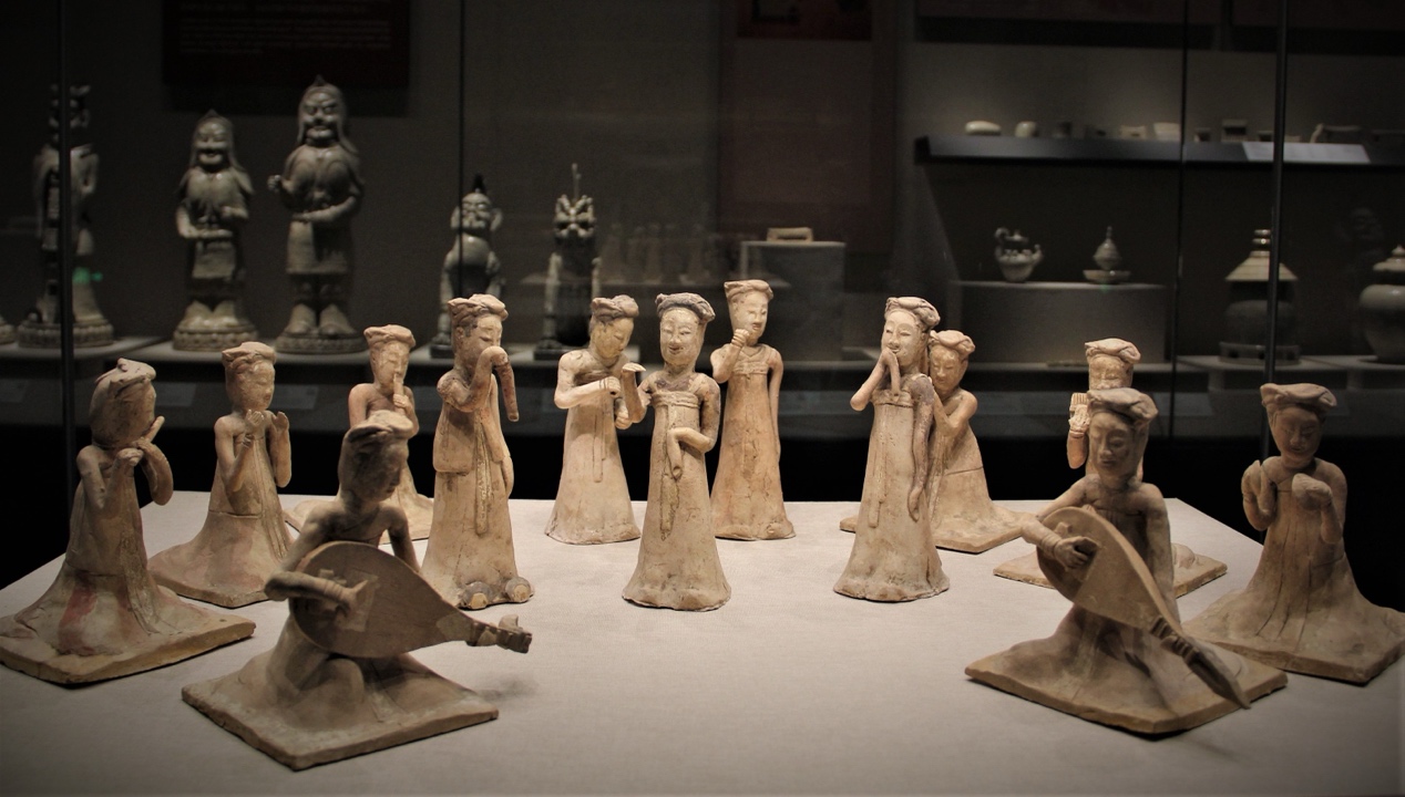 隋代にタイムスリップ 華やかなガールズバンドの公演を鑑賞