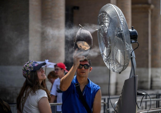 Njerez qe freskohen nga vapa e madhe e korrikut (Foto Rtsh)