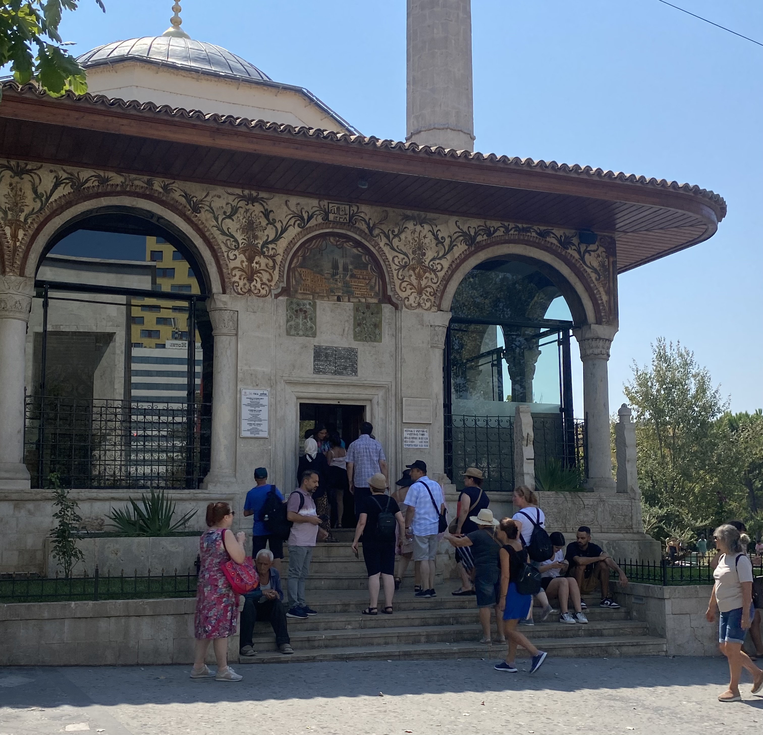 Turistë duke vizitur Xhaminë në Tiranë (Foto CMG)