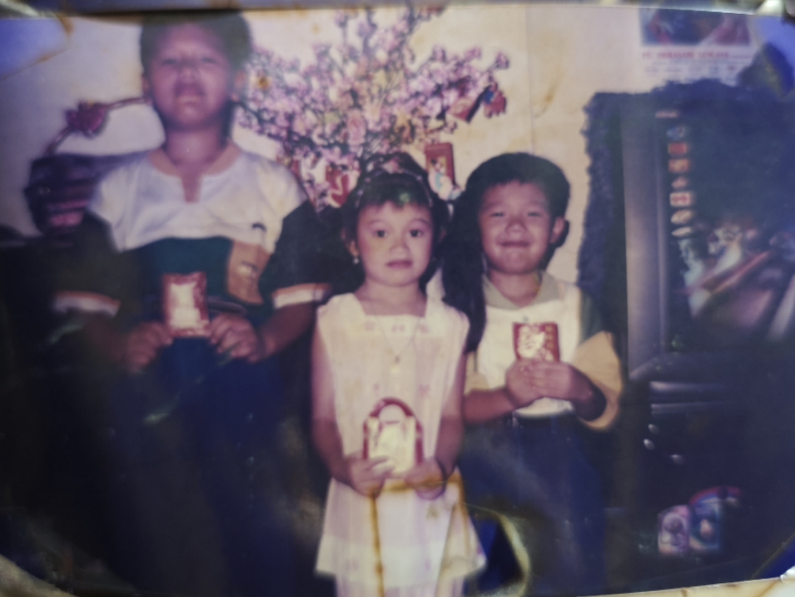 Când era mică, Mei Lisa  (mijloc) petrecea Anul Nou Chinezesc în Indonezia.
