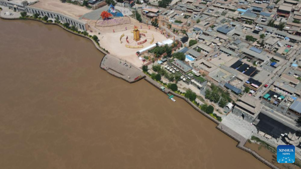Αυτή η αεροφωτογραφία που τραβήχτηκε στις 9 Ιουλίου 2023 δείχνει άποψη της αρχαίας πόλης Χεκόου στο Λαντζόου, στην επαρχία Γκανσού της βορειοδυτικής Κίνας. [Xinhua/Chen Bin