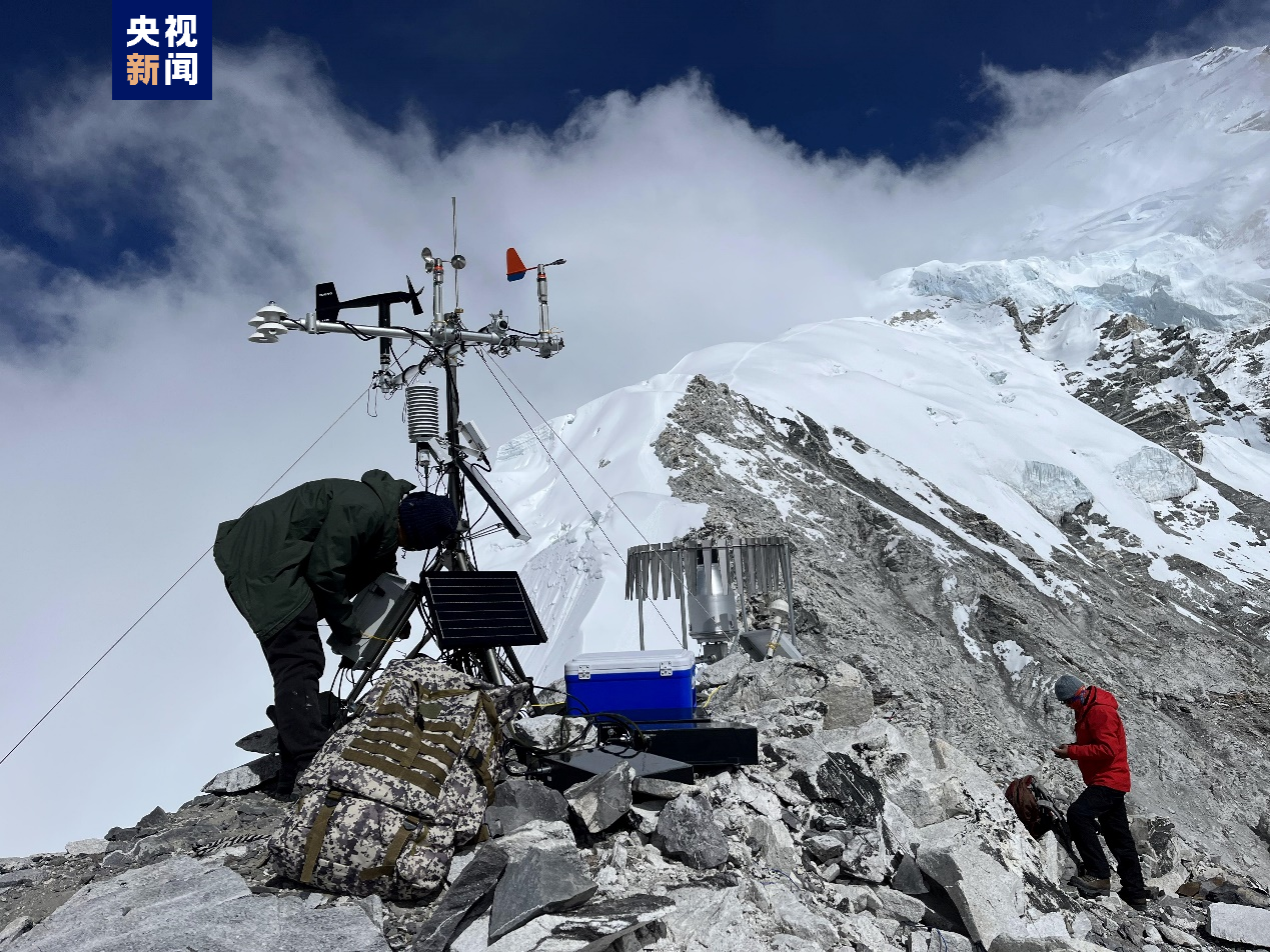 Një ekip ekspedite kineze ngre një stacion automatik të motit në një lartësi prej 6,450 metrash në malin Cho Oyu në kufirin Kinë-Nepal, 30 shtator 2023.