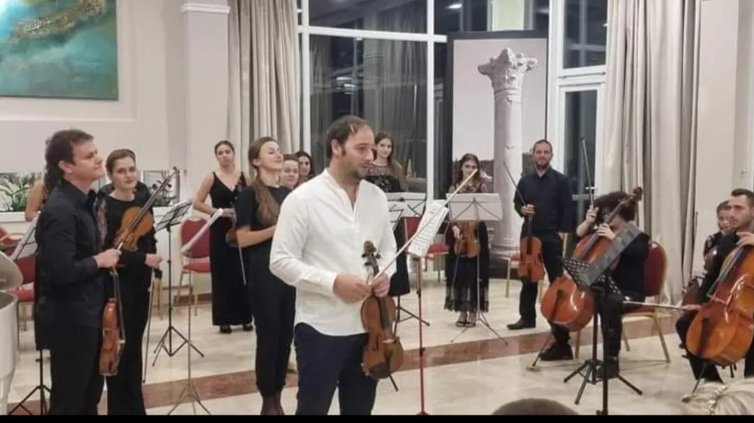 Violinisti Kledis Rexho me orkestren ( (Foto nga facebook)