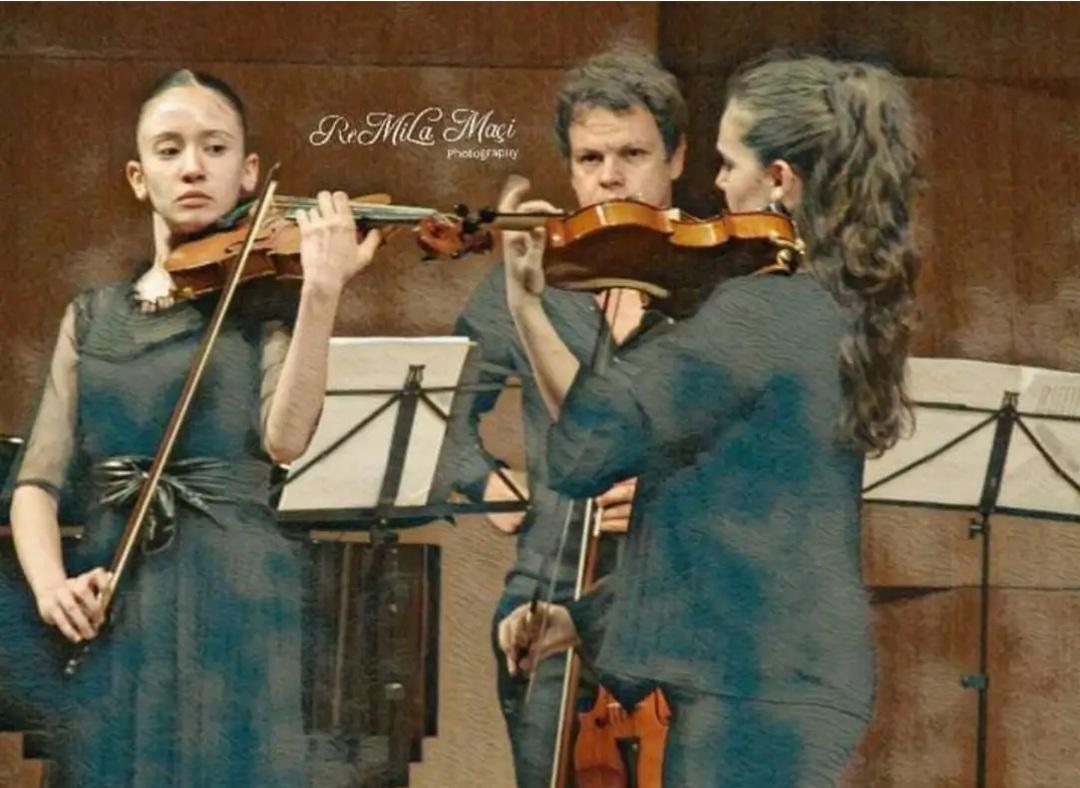 Violinisti Albi Binjaku dhe nxënëset Marla dhe Elena (Foto nga facebook)