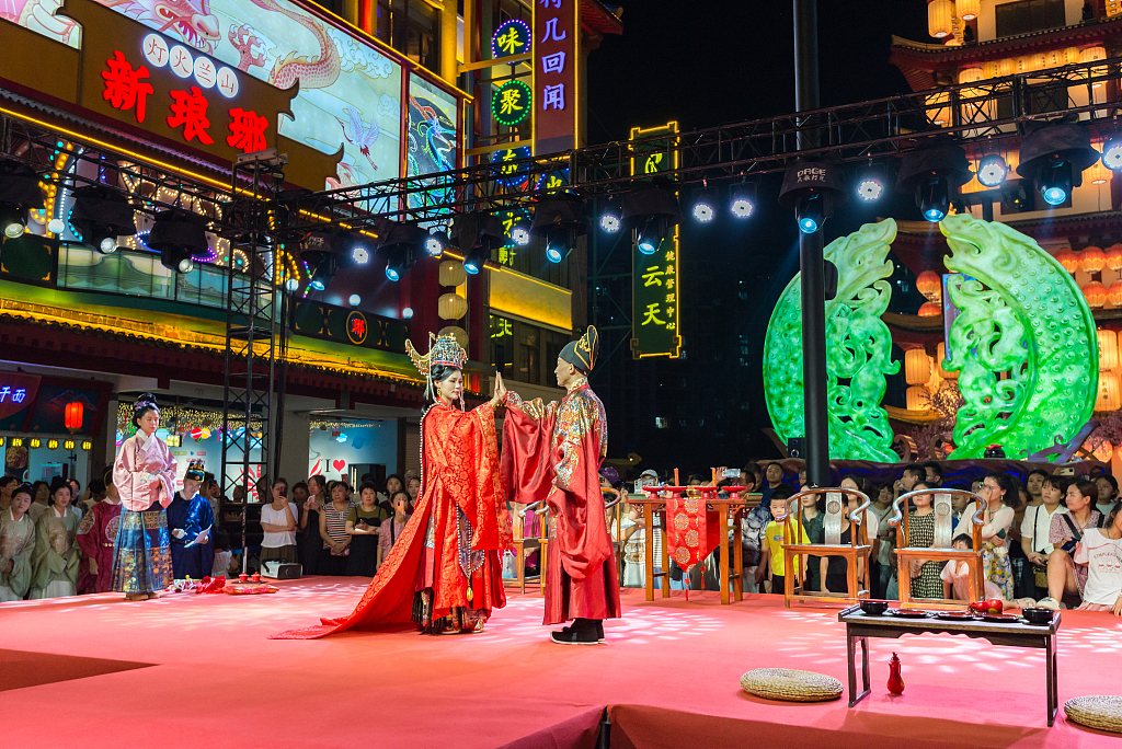Një shfaqje artistike në rrugë për ritet e dasmës tradicionale kineze, 22 gusht 2023, qytet Linyi, provincë Shandong(Foto:VCG)