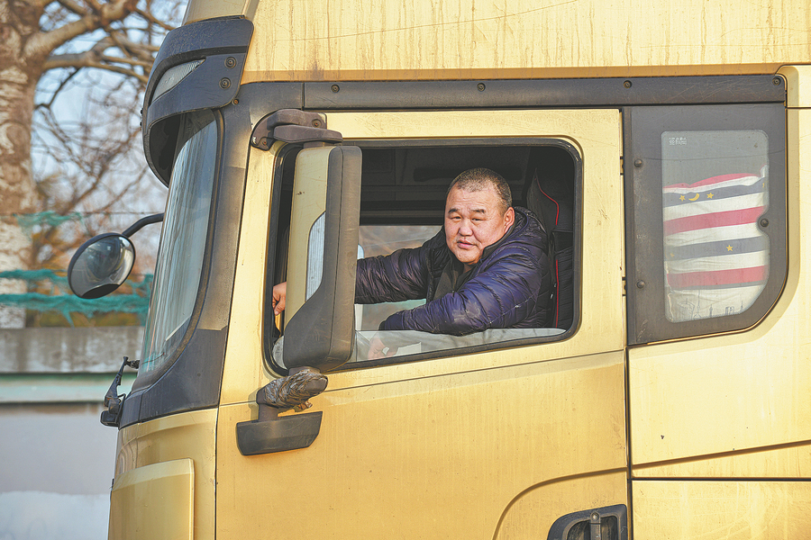 Ο Σου Γουέι οδηγεί φορτηγό σε μια βάση εφοδιαστικής αλυσίδας στο Πεκίνο. 