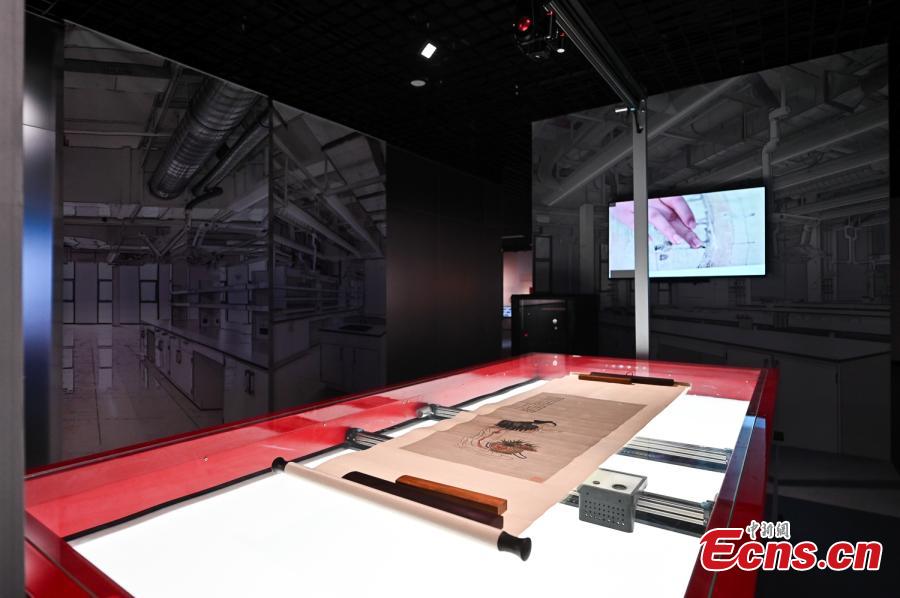 Ένα υψηλής τεχνολογίας όργανο για την αποκατάσταση αρχαίας καλλιγραφίας και ζωγραφικής παρουσιάζεται σε μια έκθεση που παρουσιάζει υψηλής τεχνολογίας τεχνολογίες για τις μελλοντικές προοπτικές της διατήρησης πολιτιστικών κειμηλίων, στο Τσονγκτσίνγκ στις 10 Οκτωβρίου 2023. (Φωτογραφία: China News Service/He Penglei)