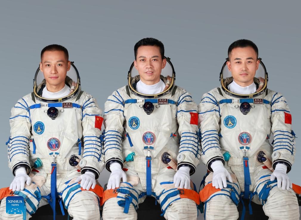 Αυτή η φωτογραφία δείχνει τους Κινέζους αστροναύτες Τανγκ Χονγκμπό (κέντρο), Τανγκ Σενγκτζιέ (δεξιά) και Τζιάνγκ Σινλίν που θα εκτελέσουν την αποστολή διαστημικής πτήσης Shenzhou-17. Οι Κινέζοι αστροναύτες Τανγκ Χονγκμπό, Τανγκ Σενγκτζιέ και Τζιάνγκ Σινλίν θα εκτελέσουν την επανδρωμένη διαστημική αποστολή Shenzhou-17 και ο Τανγκ Χονγκμπό θα είναι ο διοικητής, όπως ανακοίνωσε η Επανδρωμένη διαστημική Υπηρεσία της Κίνας σε συνέντευξη Τύπου την Τετάρτη. (Xinhua)