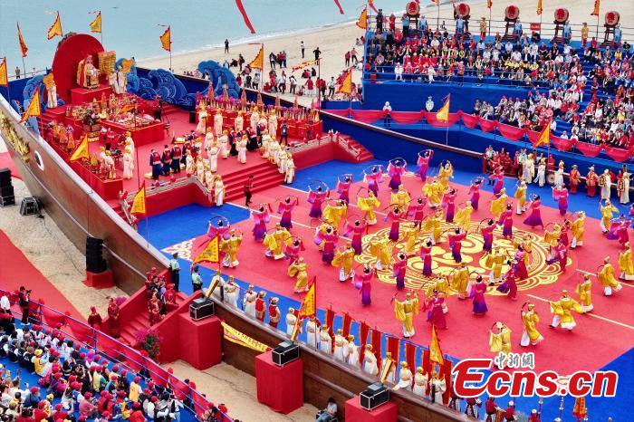 Κόσμος συμμετέχει σε μια τελετή λατρείας της κινέζικης θεάς της θάλασσας Μαζού για να γιορτάσε την 1.036η επέτειο της ανάληψής της στον ουρανό στο νησί Μεϊτζόου στο Πουτιέν, στην επαρχία Φουτζιέν της ανατολικής Κίνας, στις 23 Οκτωβρίου 2023. (Φωτογραφία: China News Service/Lin Chunsheng)