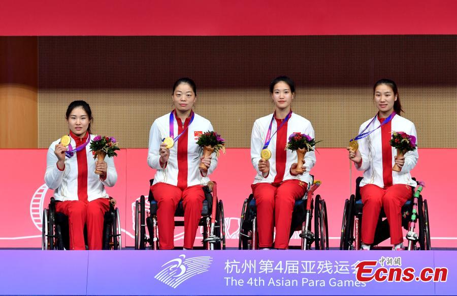 Η ομάδα της Κίνας ποζάρει για φωτογραφίες κατά τη διάρκεια της τελετής απονομής των βραβείων για τον τελικό της ομάδας γυναικώνστους 4ους Ασιατικούς Αγώνες Para Games στην πόλη Χανγκτζόου, στην επαρχία Τζετζιάνγκ της ανατολικής Κίνας, στις 24 Οκτώβρη 2023. (Φωτογραφία: China News Service/Lv Ming)