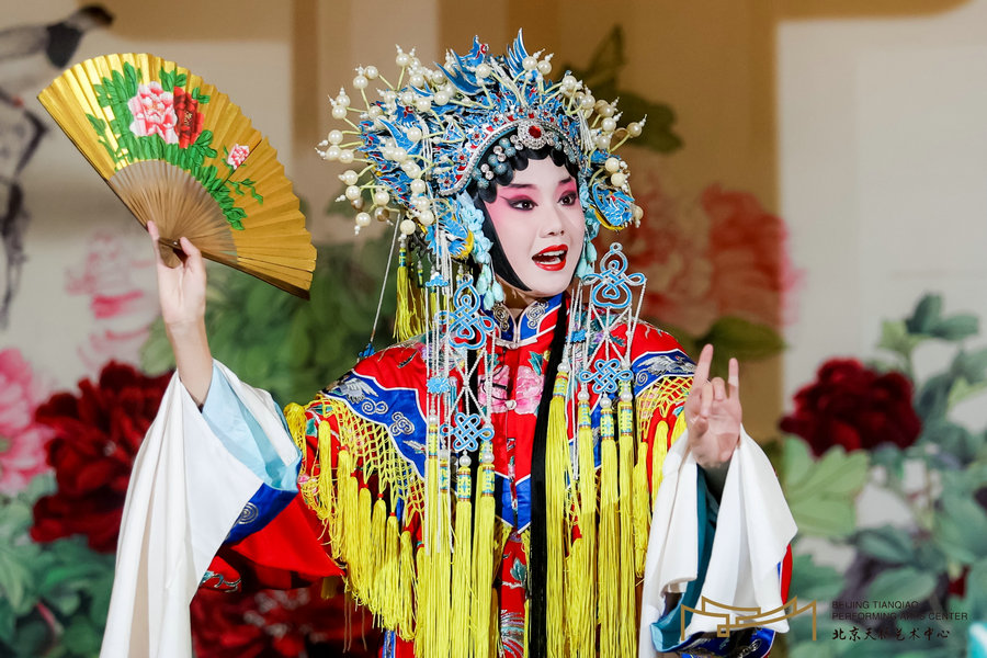 Μια ηθοποιός της Όπερας του Πεκίνου εμφανίζεται στο Κέντρο Παραστατικών Τεχνών Τιεντσιάο στις 21 Οκτωβρίου. [Φωτογραφία από την China Daily]
