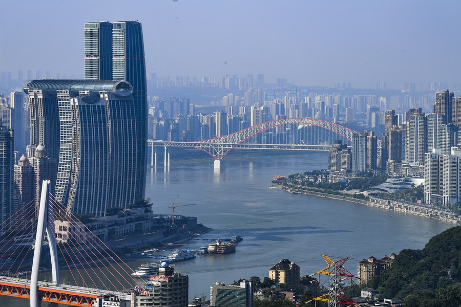 Αυτή η φωτογραφία που τραβήχτηκε στις 30 Οκτωβρίου 2023 δείχνει τη θέα της πόλης του Τσονγκτσίνγκ της νοτιοδυτικής Κίνας. Το Τσονγκτσίνγκ, που βρίσκεται στην άνω όχθη του ποταμού Γιανγκτσέ, χτίζεται σταθερα σε ένα σημαντικό οικολογικό σημείο. (Xinhua/Wang Quanchao)