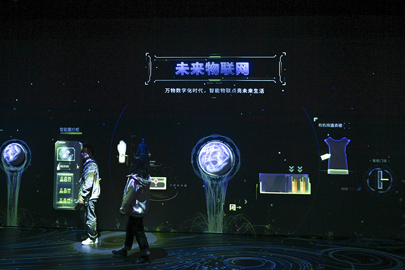 Κόσμος επισκέπτεται μια έκθεση στο Μουσείο Επιστήμης και Τεχνολογίας του Παγκόσμιου Διαδικτύου στο Γουτζέν, στην επαρχία Τζετζιάνγκ της ανατολικής Κίνας, στις 7 Noεμβρίου 2023. [Φωτογραφία/Xinhua]