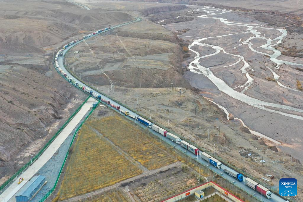 Αυτή η αεροφωτογραφία που τραβήχτηκε στις 7 Νοεμβρίου 2023 δείχνει φορτηγά να εισέρχονται στο Ιρκεστάμ στην Αυτόνομη Περιοχή Σιντζιάνγκ Ουιγούρ της βορειοδυτικής Κίνας. (Xinhua/Ding Lei)