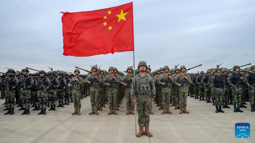 Η τελετή έναρξης της κοινής στρατιωτικής άσκησης «Ειρήνη και Φιλία-2023» πραγματοποιείται στο Τζαντζιάνγκ, στην επαρχία Γκουανγκντόνγκ της νότιας Κίνας, στις 13 Νοεμβρίου 2023. (Φωτογραφία Yin Huan/Xinhua)