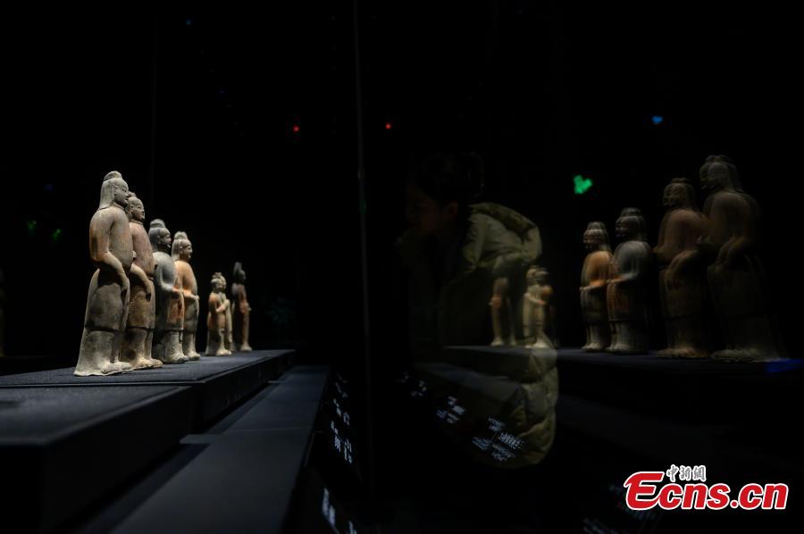 Πήλινες φιγούρες που ανασκάφηκαν από τον αρχαίο τάφο του Σου Σιανσχιού στη Δυναστεία των Βόρειων Τσι (550-577), εκτίθενται στο Μουσείο Τοιχογραφιών της Δυναστείας των Βόρειων Τσι στο Ταϊγιουάν, την πρωτεύουσα της επαρχίας Σανσί στην βόρεια Κίνα, στις 14 Νοεμβρίου 2023. (Φωτογραφία: China News Service/Wei Liang)