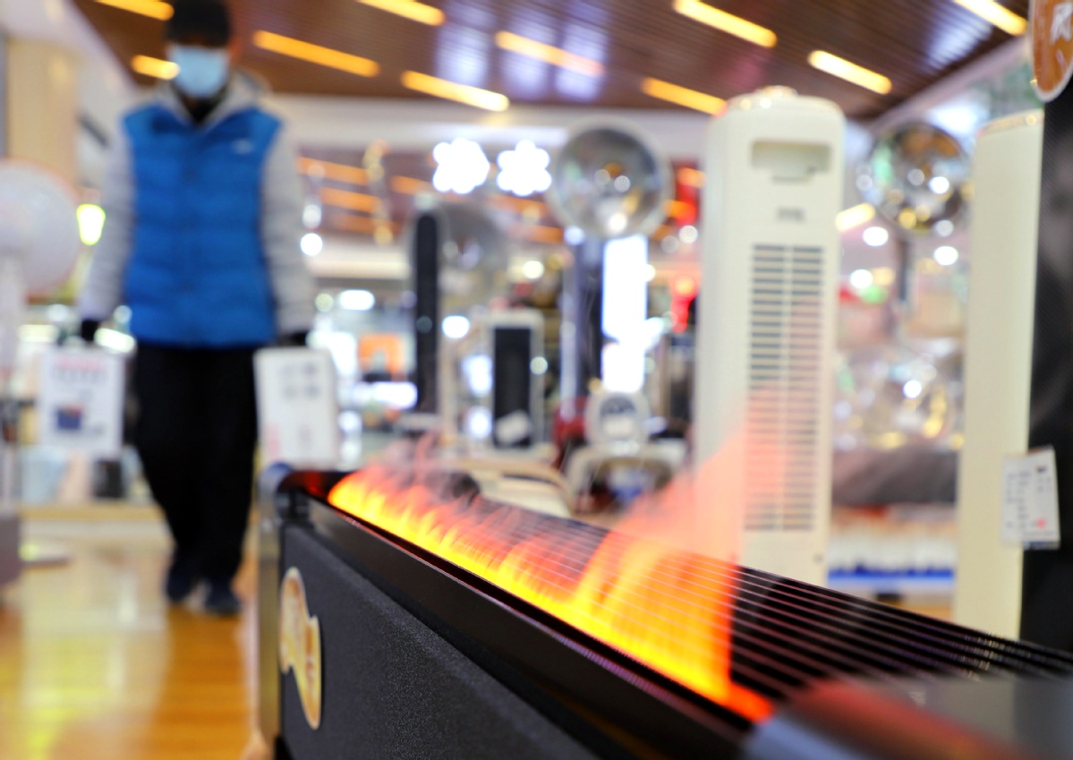 Προϊόντα θέρμανσης εκτίθενται στην Νανγιάνγκ της επαρχίας Χενάν στις 26 Νοεμβρίου 2023. [Φωτογραφία/Xinhua]