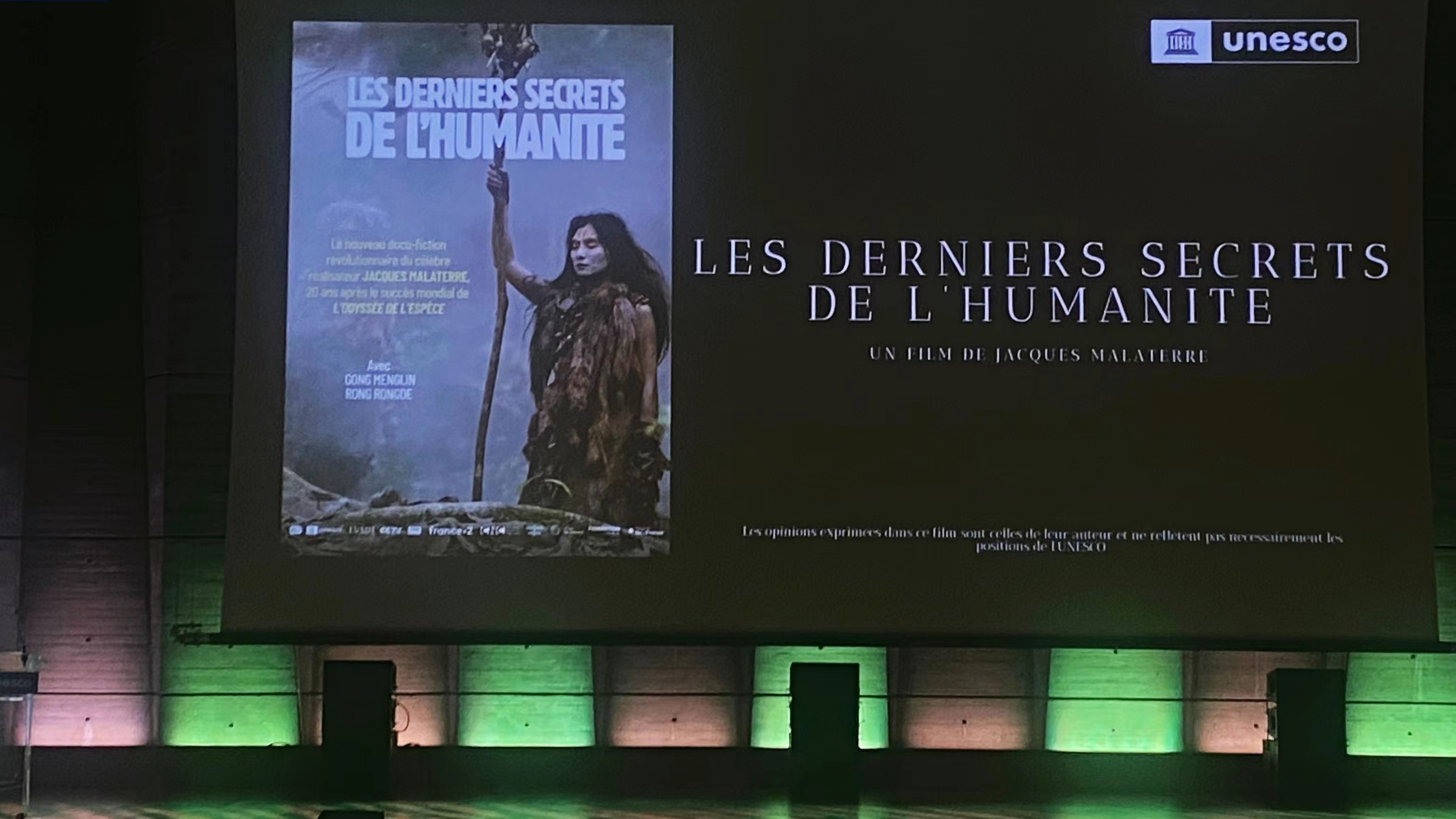 Η ταινία - ντοκιμαντέρ "Peking Man, The Last Secret of Humankind", που παρήχθη από κοινού από την China Media Group και τους γαλλικούς ομολόγους της, συμπεριλαμβανομένης της France Televisions, έκανε την πρεμιέρα της στα κεντρικά γραφεία της UNESCO στο Παρίσι, Γαλλία, στις 19 Δεκεμβρίου 2023. /CMG